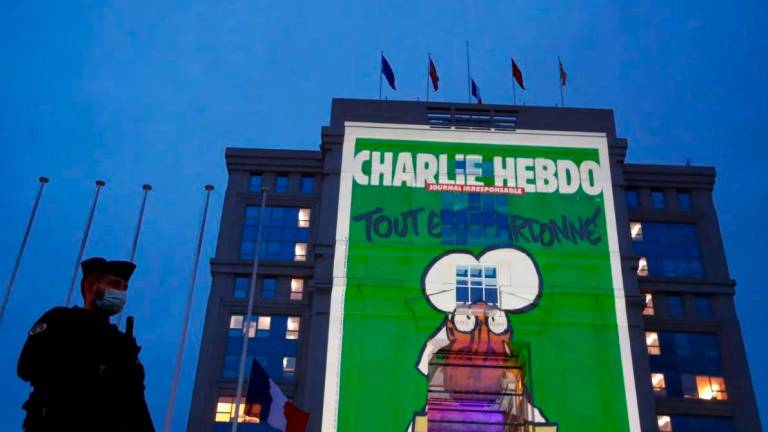 Caricaturas de Charlie Hebdo son proyectadas en un edificio en 2020. Foto: EFE