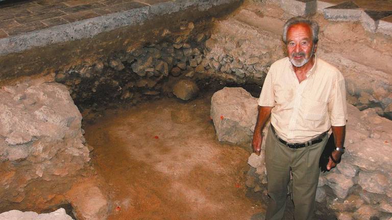 El profesor, historiador y experto en Tarraco, Theodor Hauschild en el interior de la excavación hecha en la catedral. Foto: Lluís Milián