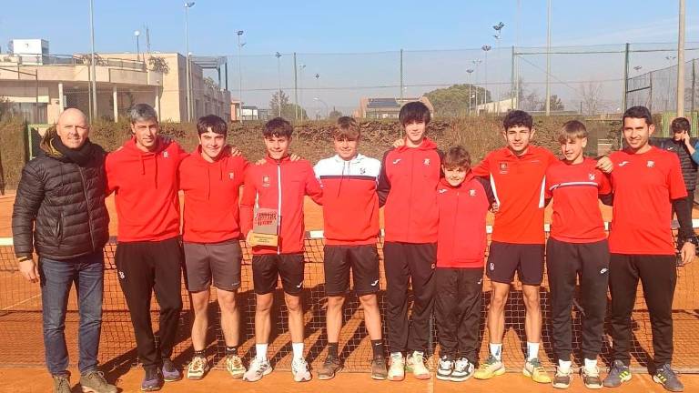 Los juagdores júniors del Tennis Tarragona y sus entrenadores. FOTO: CTT