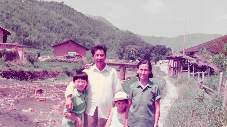 $!Junyi Sun con su hermano, abuelo y abuela, hace 30 años, en el único viaje que hizo a China. Ellos serán los protagonistas de ‘Lóngquán’.