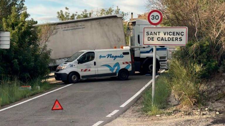 El camión ha cortado el acceso a Sant Vicenç de Calders.