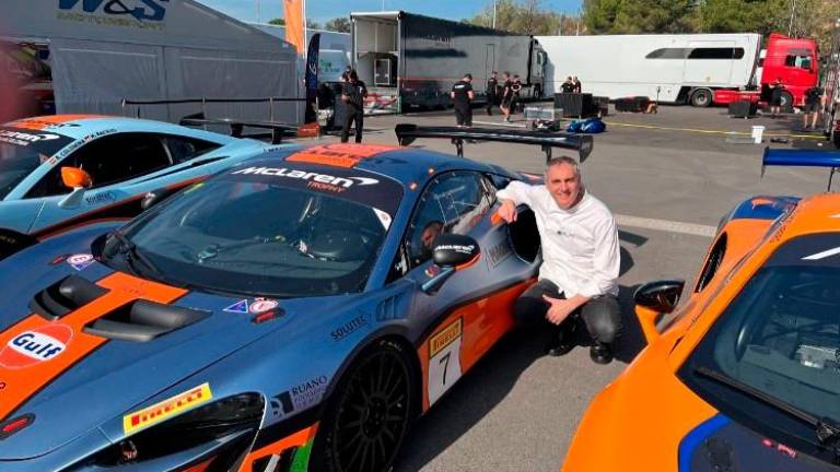 Jordi Guillem junto a un McLaren de comopetición,