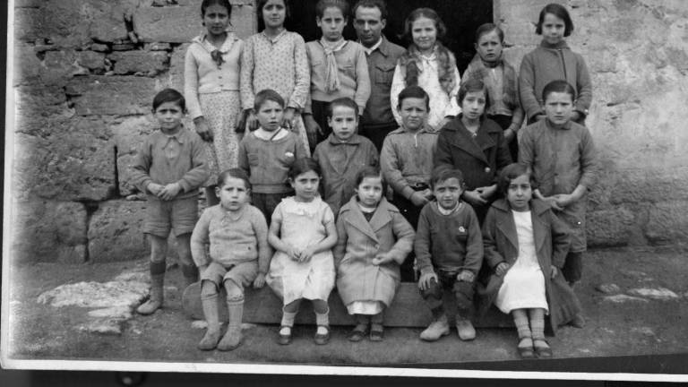 Benaiges, junto a sus alumnos en el invierno de 1936, meses antes de su fusilamiento. FOTO: Sergi Bernal