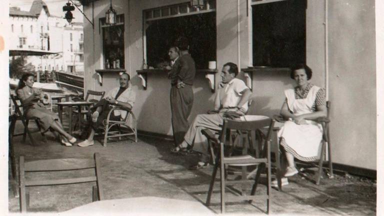 Familia Kontós y Faixó, creadores del bar Boia delante del mismo cuando solo era un chiringuito de madera. Foto: Cedida por Pere Vehí