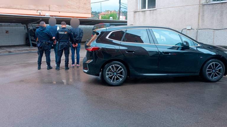 los dos detenidos y el coche recuperado. Foto: CNP