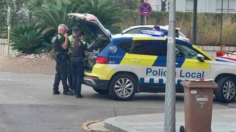 La Policía Local de Calafell en uno de los controles de acceso a la zona del paseo marítimo.