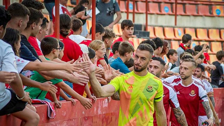 Alberto Varo saluda a los aficionados del Nàstic.