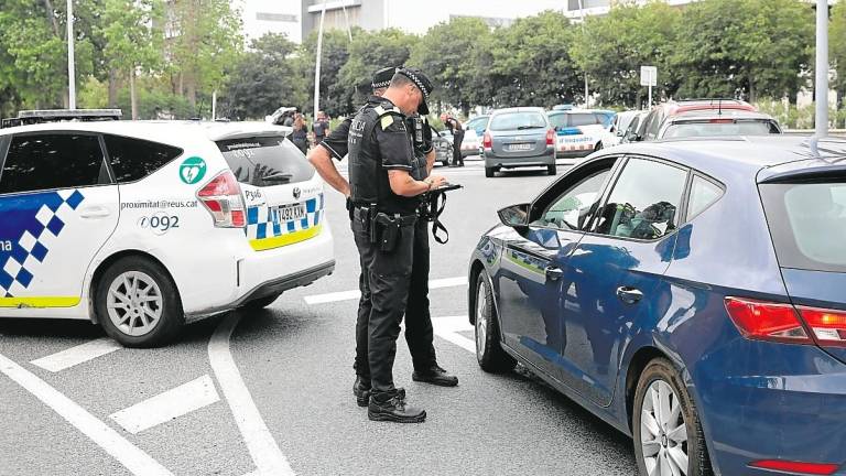 Un control de la Guàrdia Urbana y Mossos en la rotonda de acceso a la zona de Mas Pellicer, la semana pasada. foto: Alba Mariné