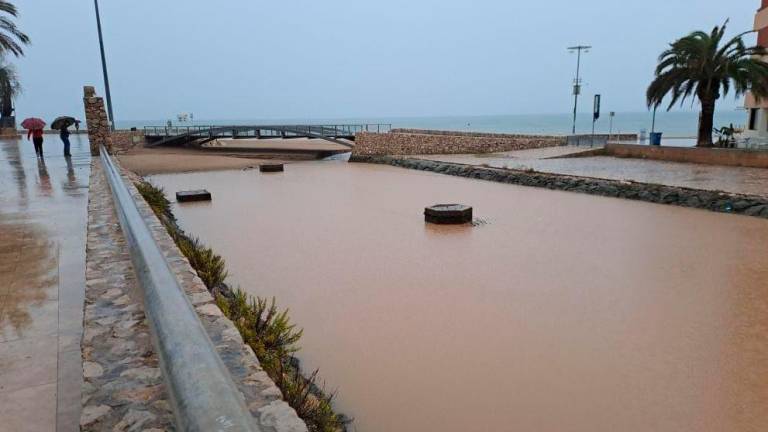 La riera de Calafell esta mañana, al límite de su capacidad. Foto: Joan Grifols