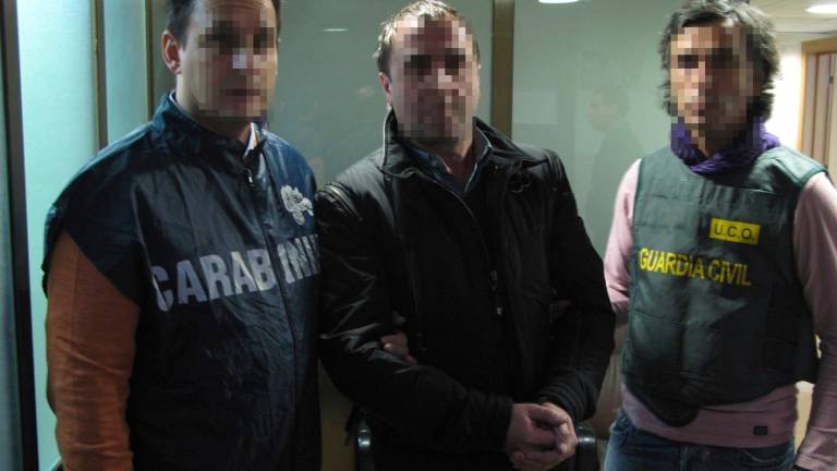 Un agente de los Carabinieri y uno de la Guardia Civil custodian a Domenico Verde, detenido en 2009 en L’Hospitalet de l’Infant. Foto: Cedida