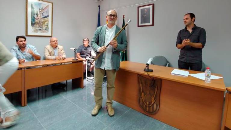 Amadeu Benach con el bastón de alcalde.