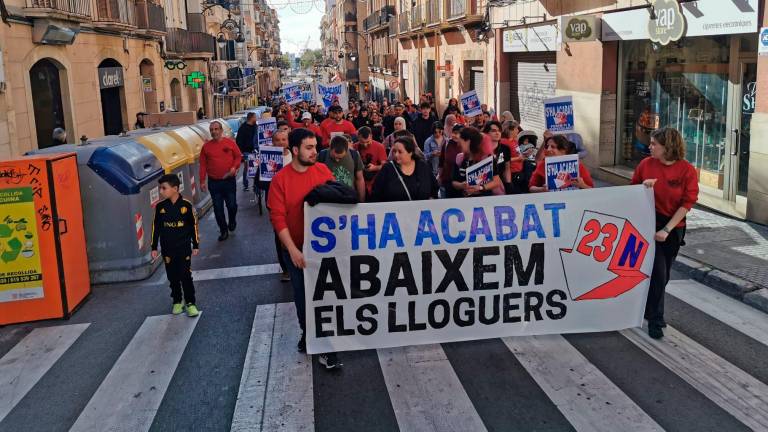 Imagen de los manifestantes a su paso por la calle Apodaca de Tarragona. Foto: À. Juanpere