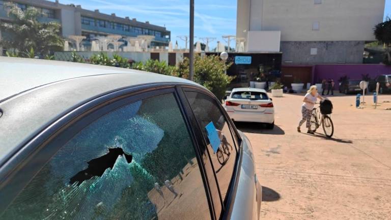 Restos de las ráfagas de bala en uno de los vehículos estacionados en el lugar de los hechos. Foto: Iván Alcalá