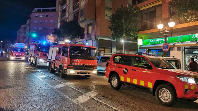 Coches de bomberos en el lugar. Foto: Àngel Juanpere