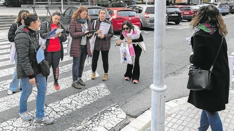 Las participantes fueron anotando cuestiones a mejorar y aspectos positivos para promover en el espacio público. Foto: Àngel Ullate