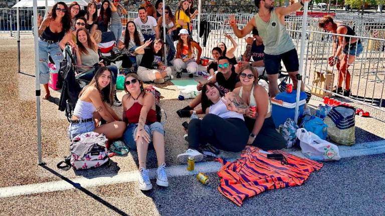 Imagen de varias personas haciendo cola en la Anella Mediterrània para el concierto de Estopa en Tarragona. Foto: S. Petit