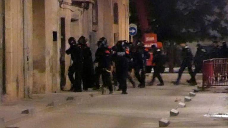 Entrada de los Mossos a uno de los narcopisos de Tortosa. Foto: CME