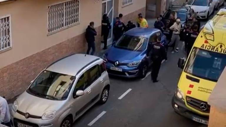 Los equipos de emergencias y cuerpos policiales acudieron al edificio.