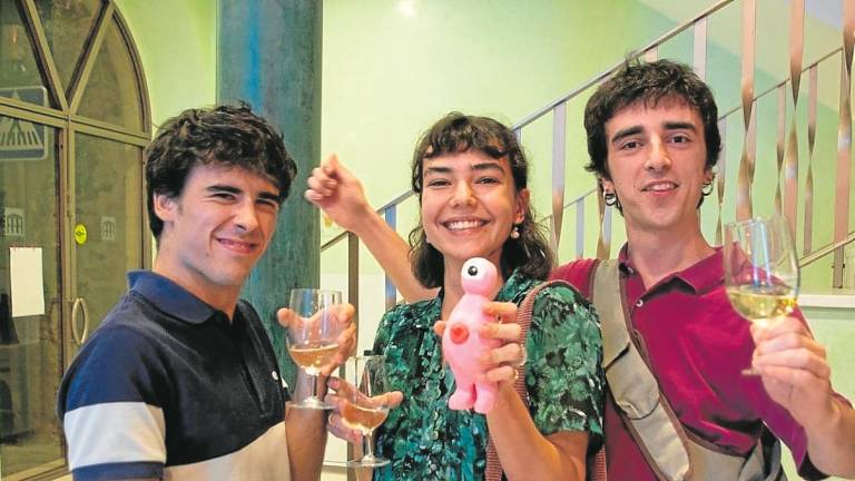 Arnau Sanromà, a la derecha, celebra el premio con sus compañeros. Foto: Cedida