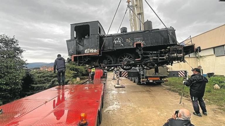 Una grua alça la locomotora per al seu trasllat. foto: Marina Pérez Got