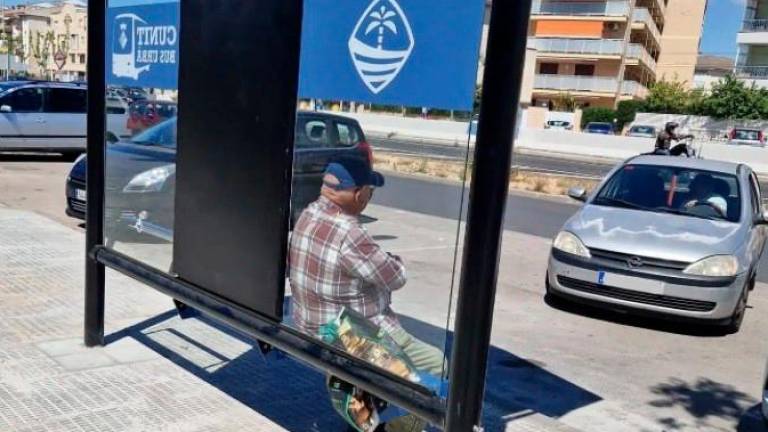 Una de las paradas de bus urbano de Cunit,