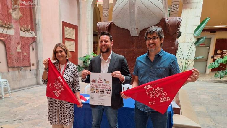 Núria Vilanova, Rubén Viñuales y Albert Soley con el pañuelo que se entregará a los donantes. foto: N.M.