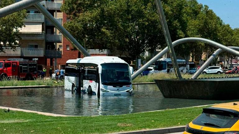 Imagen del autobús dentro de la fuente en Reus. Foto: Cedida