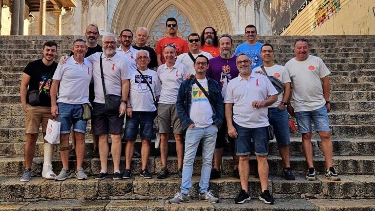 La Colla de Subratlladors, ahir al matí, a les escales de la plaça de les Cols abans d’anar a esmorzar per subratllar el programa. foto: Cedida