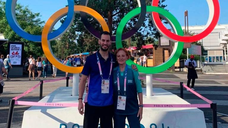 Marc Bertran y Teresa Santos, madre e hijo, posan ante los anillos olímpicos. FOTO: CEDIDA