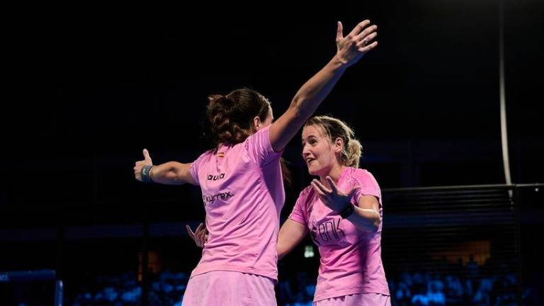 Paula Josemaría y Ari Sánchez, celebrando su triple éxito al final del partido. foto: premier padel