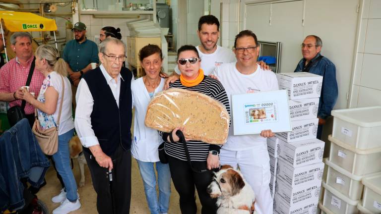$!El pastisser Joan Cobo ha creat el CARQUINYOLONCE per aquesta ocasió especial. Foto: Roser Urgell