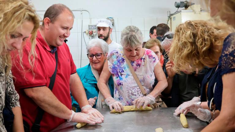 $!Un grup de 25 persones cegues ha pogut elaborar i degustar els carquinyolis. Foto: Roser Urgell