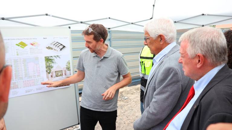 El conseller de Salut, Manel Balcells, i l’alcalde de l’Arboç, Joan Sans, ahir durant la visita a les obres del nou equipament. Foto: Roser Urgell