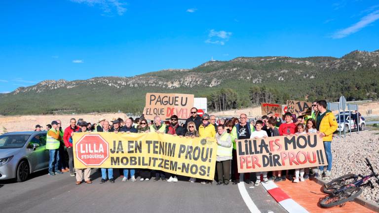Els veïns i veïnes de Lilla durant una manifestació per reclamar els diners de les indemnitzacions per les esquerdes. Foto: Roser Urgell