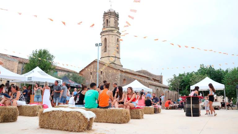 L’hort de la Rectoria va acollir les paradetes dels 12 productors participants a la fira. Foto: Roser Urgell