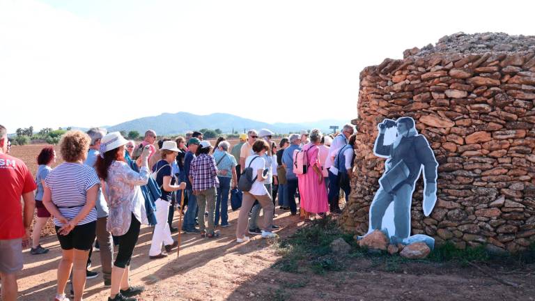 Durant la visita teatralitzada, els visitants van poder descobrir l’entorn de l’aeròdrom republicà de Santa Oliva. Foto: Roser Urgell