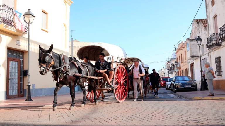 Els carros de la Colla Vella dels Xiquets de Valls entrant als carrers de la Bisbal. FOTO: Roser Urgell