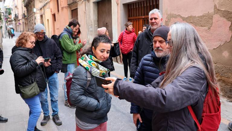 Els participants de la deriva van visualitzar els vídeos mentre passejaven pels carrers de Valls. Foto: R. Urgell