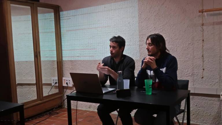 Els dos regidors de La Bisbal Decideix, Martí Deluca i Jaume Valls, durant la roda de premsa. Foto: R. Urgell