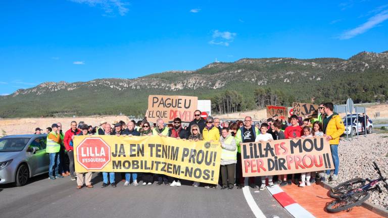 Vecinos de Lilla manifestándose por las grietas. Foto: Cedida