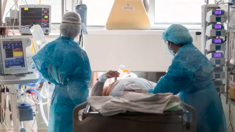 Dos enfermeras tratan a un paciente en una imagen de archivo. Foto: EFE