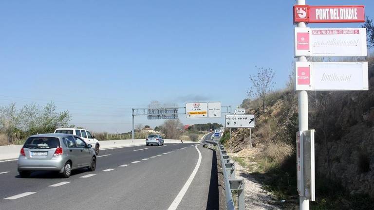 La parada de autobús para acceder al Pont del Diable, en el carril de incorporación a la N-240. FOTO: DT