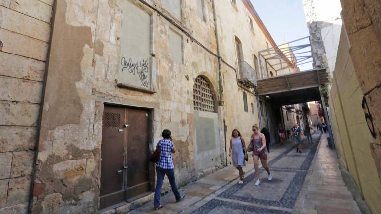 Algunos vecinos aseguran que, hasta hace unos días, el edificio que ha comprado la Diputació estaba okupado. FOTO: lluís milián