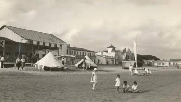 $!La playa de Calafell en 1930 donde ya puede verse un patín catalán. FOTO: GUIXENS ARXIU DE CALAFELL