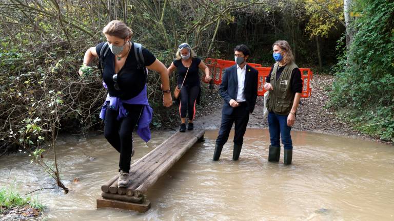 Imagen del conseller Calvet y un representante de la Associació Mediambiental La Sínia en Tarragona. Foto: ACN