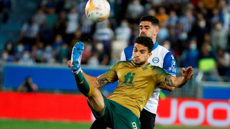 Marc Bartra despeja el balón en un partido frente al Alavés. Foto: EFE