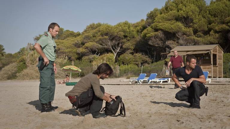 De izquierda a derecha, Fernando Cayo, Antonio Hortelano y Carles Francino, en una escenda de ‘Punta Escarlata’ en Altafulla. Foto: telecinco