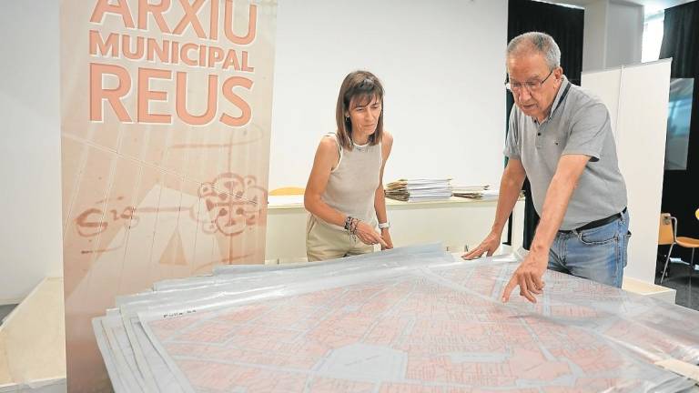 Elisenda Cristià, de l’Arxiu Municipal, i el delineant Josep M. Martorell, amb els plànols de tela blava. Foto: A. M.