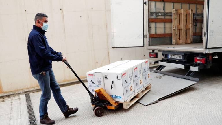 Un operario traslada cajas de vacunas, en una imagen de archivo.foto: efe