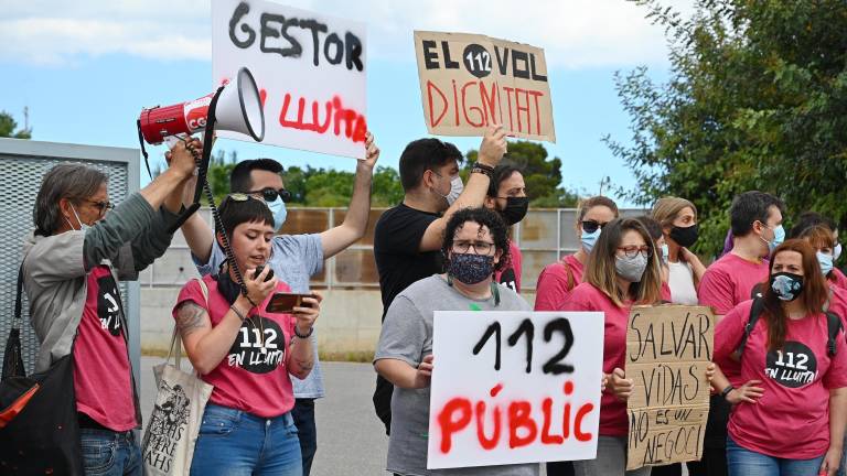 Personal del 112 delante del centro de Reus, ayer en una concentración. FOTO: A. GONZÁLEZ